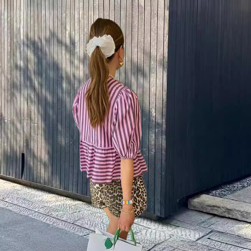 Kvinne fritidsbluse med moteriktig stripemønster og avslappet snitt