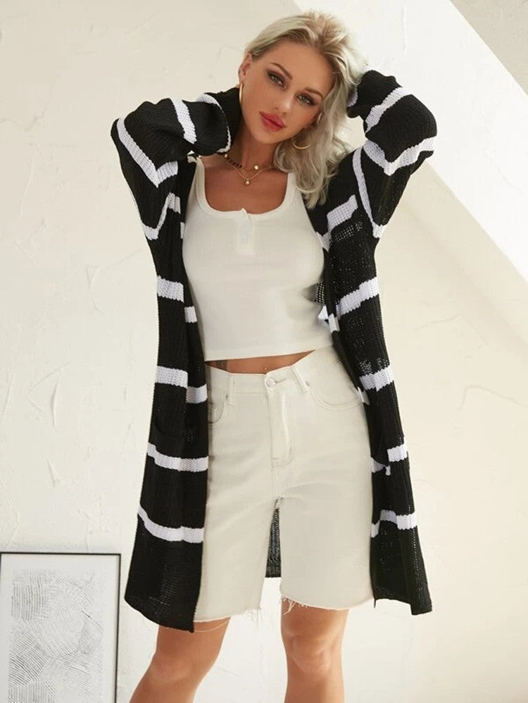 Dame lang strikket cardigan med moderne striper Skjora
