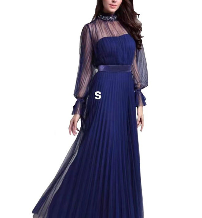 Kvinnens elegante maxikjole med glitrende chiffon og lekne volangdetaljer Skjora