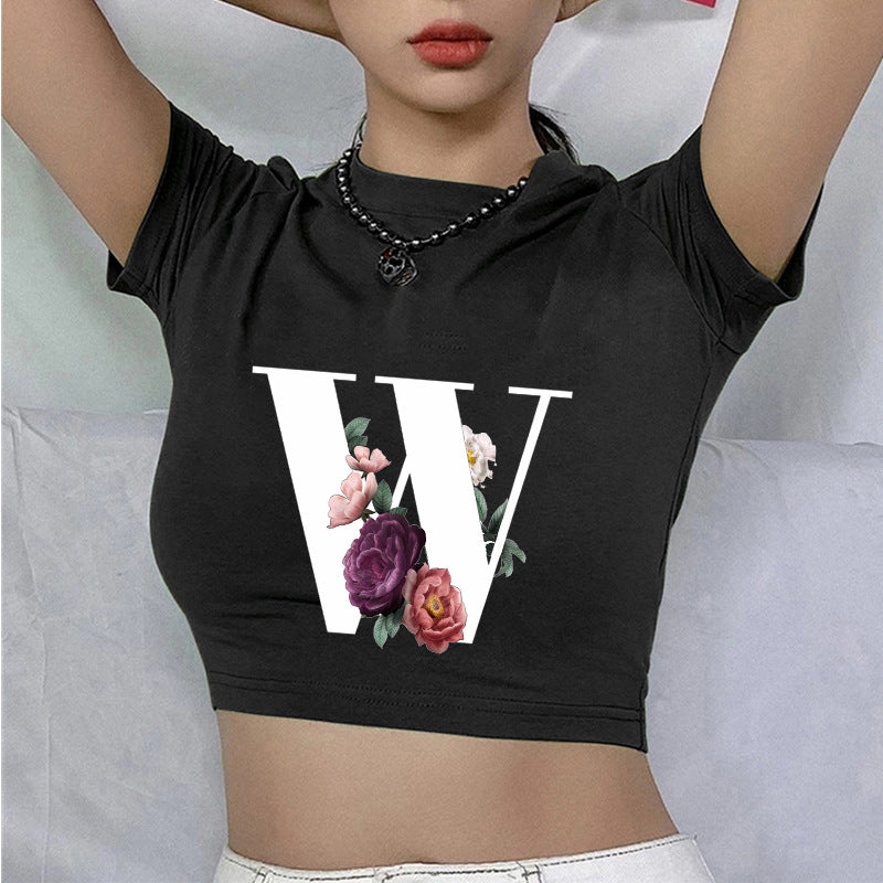 Dame cropped T-skjorte med blomstrede initialdesign Skjora