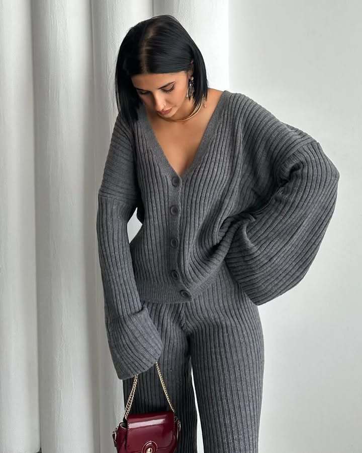 Kvinner elegant strikkeensemble med bred passform og knappdetaljer Skjora