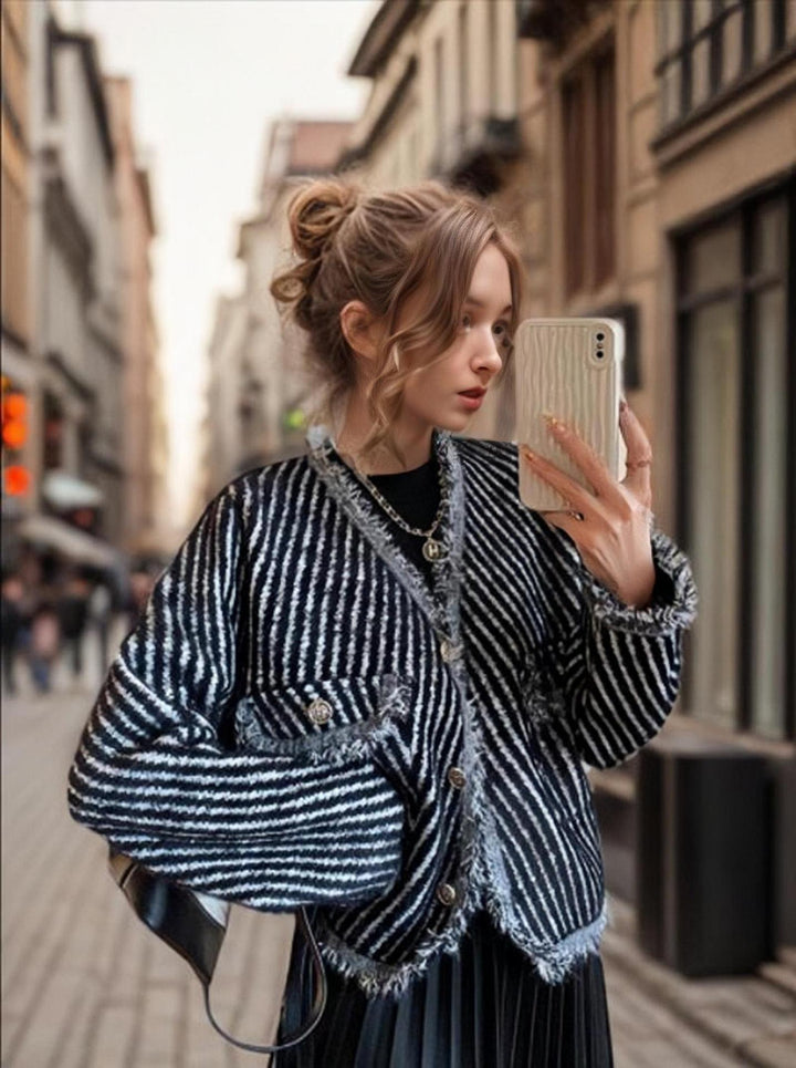 Kvinnens cardigan med dekorative knappedetaljer og frynsedesign Skjora