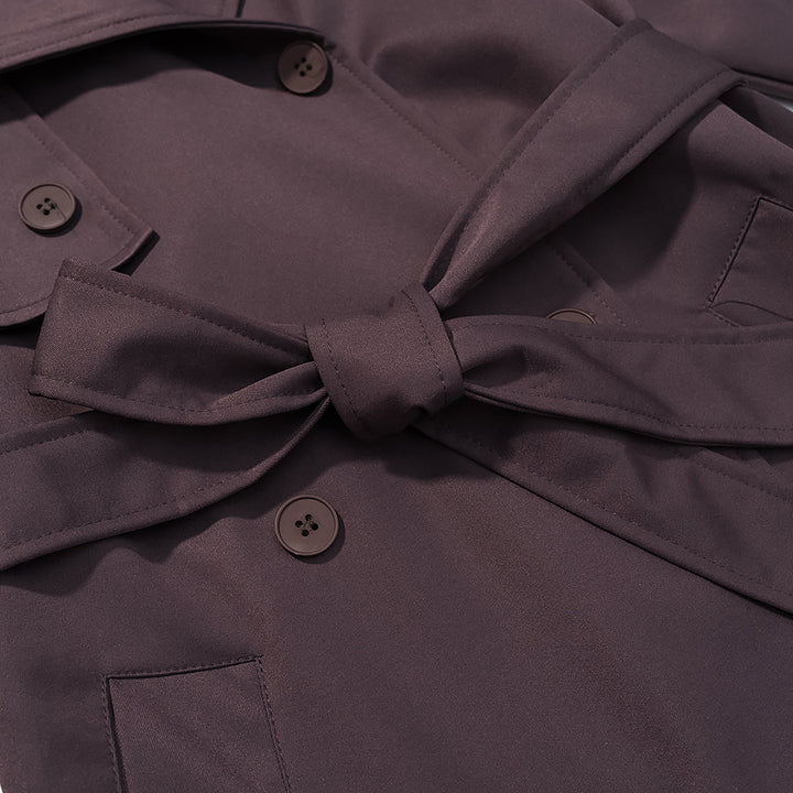 Kvinnens elegante trenchcoat med justerbart belte og fashionable krager Skjora