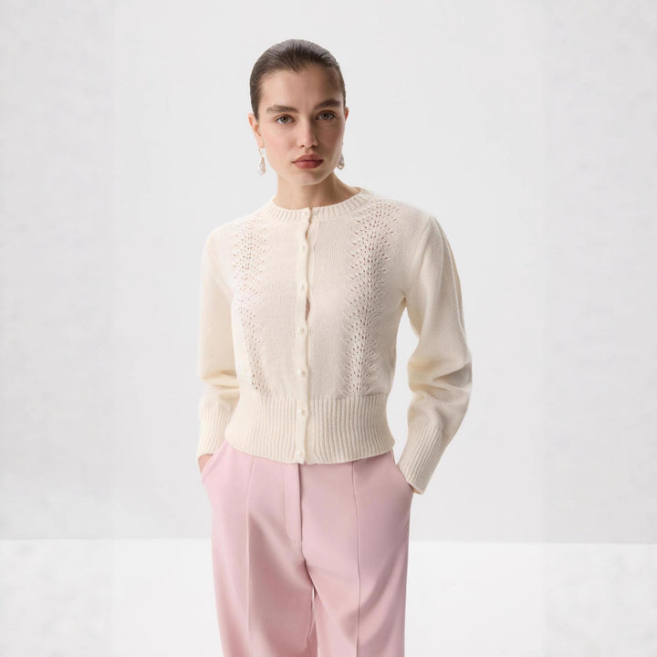 Kvinnens cardigan med fint blondermønster og elegante knapper Skjora