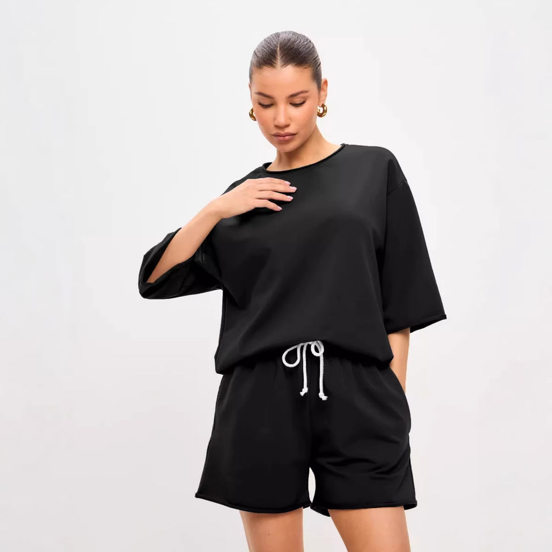 Kvinnes avslappet fritid drakt sett laget av myk bomullblanding med oversized T-skjorte og shorts
