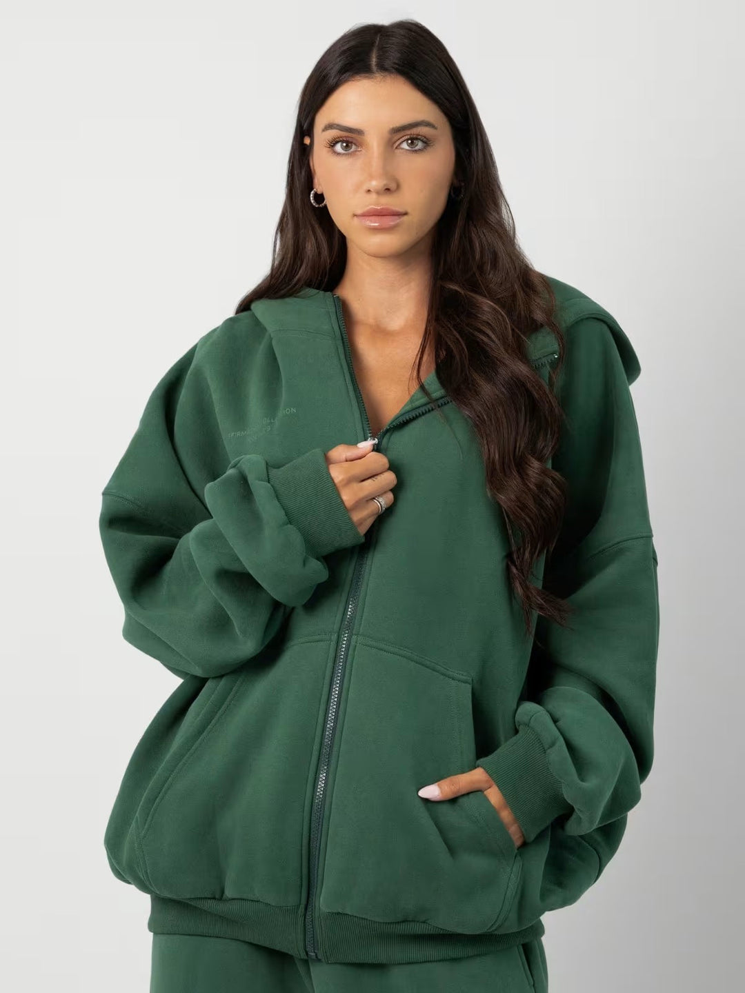 Damer komfortabel hettegenser og vide joggebukser med praktiske lommer Skjora