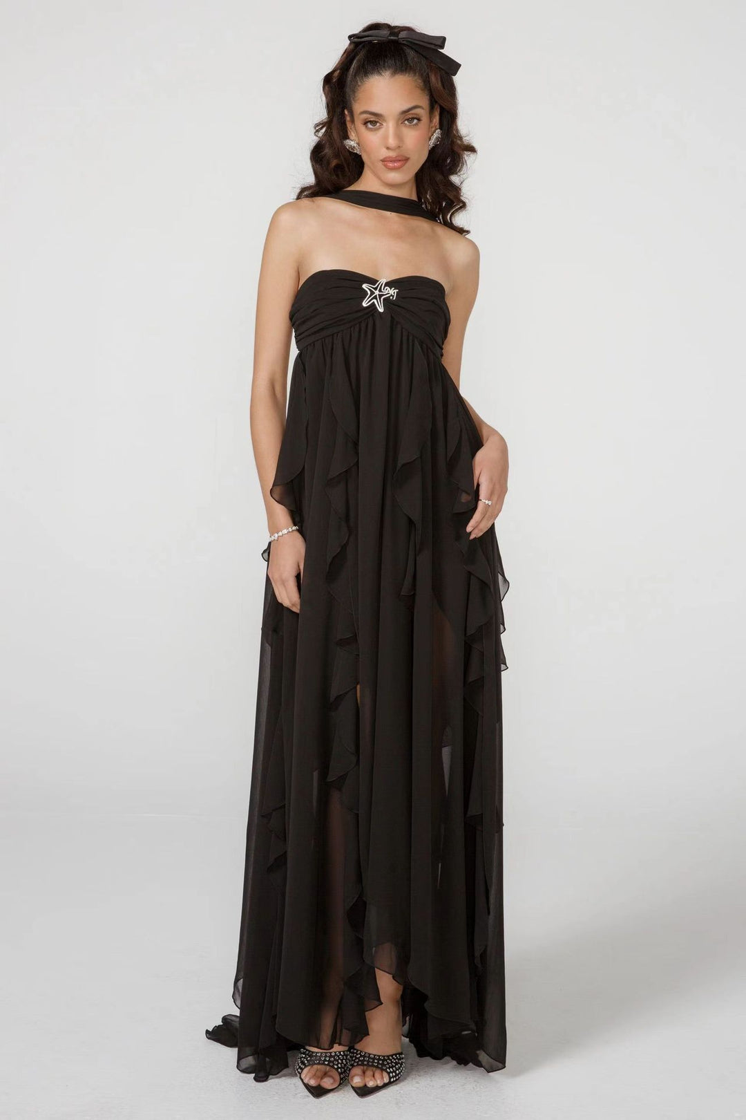 Damen Elegantes Maxi-Kleid mit asymmetrischem Saum und zarten Rüschendetails Skjora