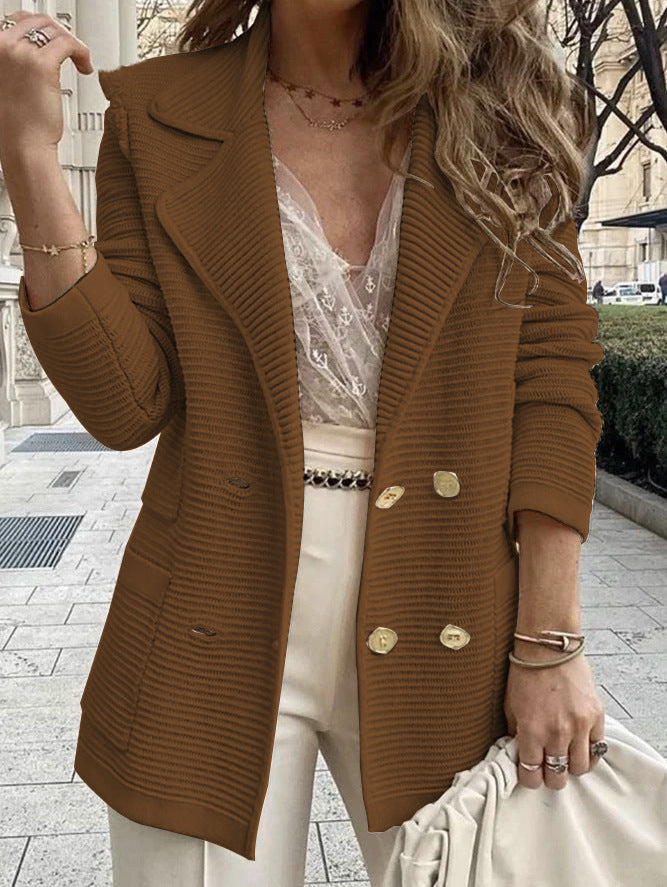 Kvinnens elegante strikket blazer med dobbel knappestolpe og teksturert design Skjora