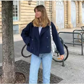 Kvinnes moderne korte jakke i avslappet snitt med dobbel knappestolpe Skjora