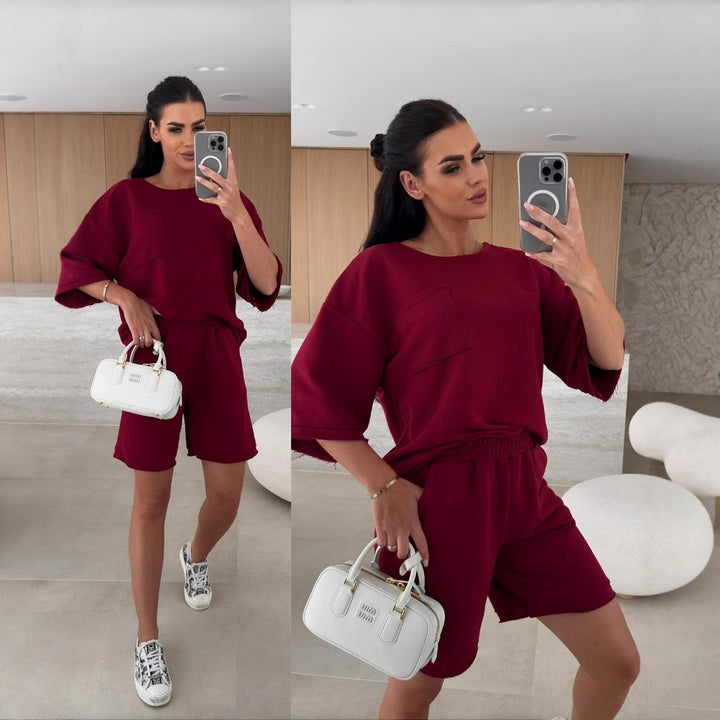 Kvinnens avslappende lounge-sett med oversized topp og komfortable shorts