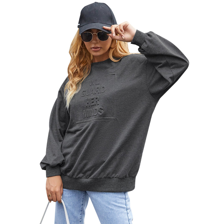 Dame avslappet hettegenser med elegant rund hals og dekorativt trykk Skjora