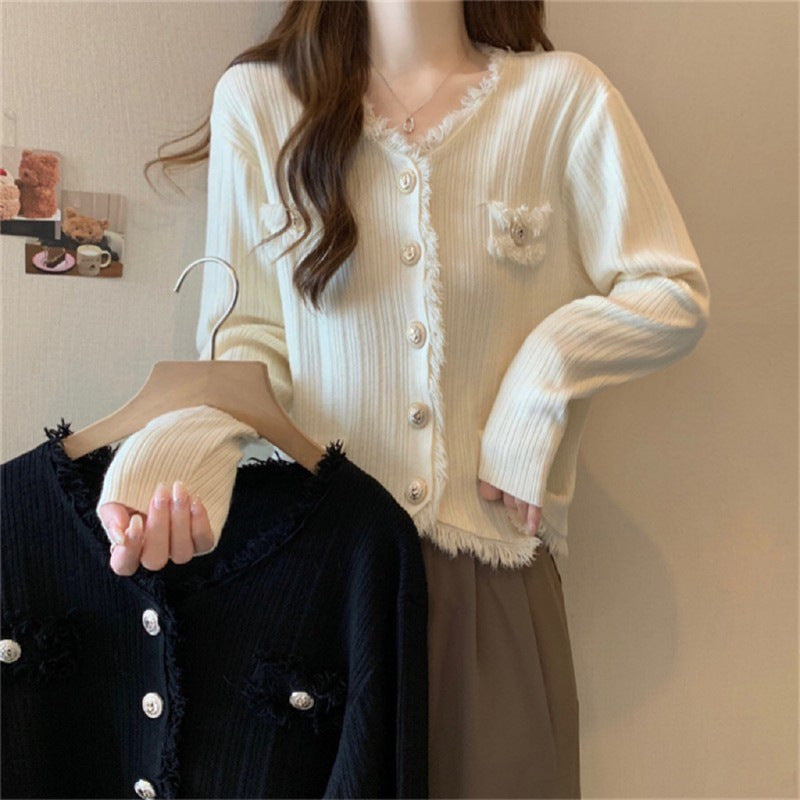 Kvinnelig komfortabel cardigan med subtile frynser og fashionable knapper