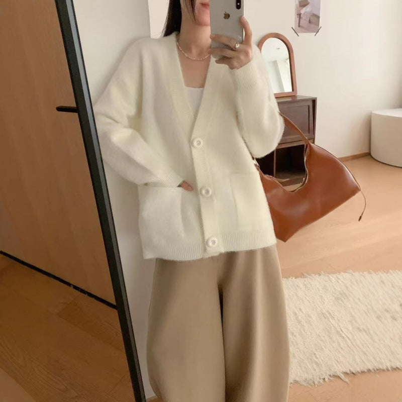 Kvinnes Fluffy Knappe Cardigan med Elegante Lommer Skjora