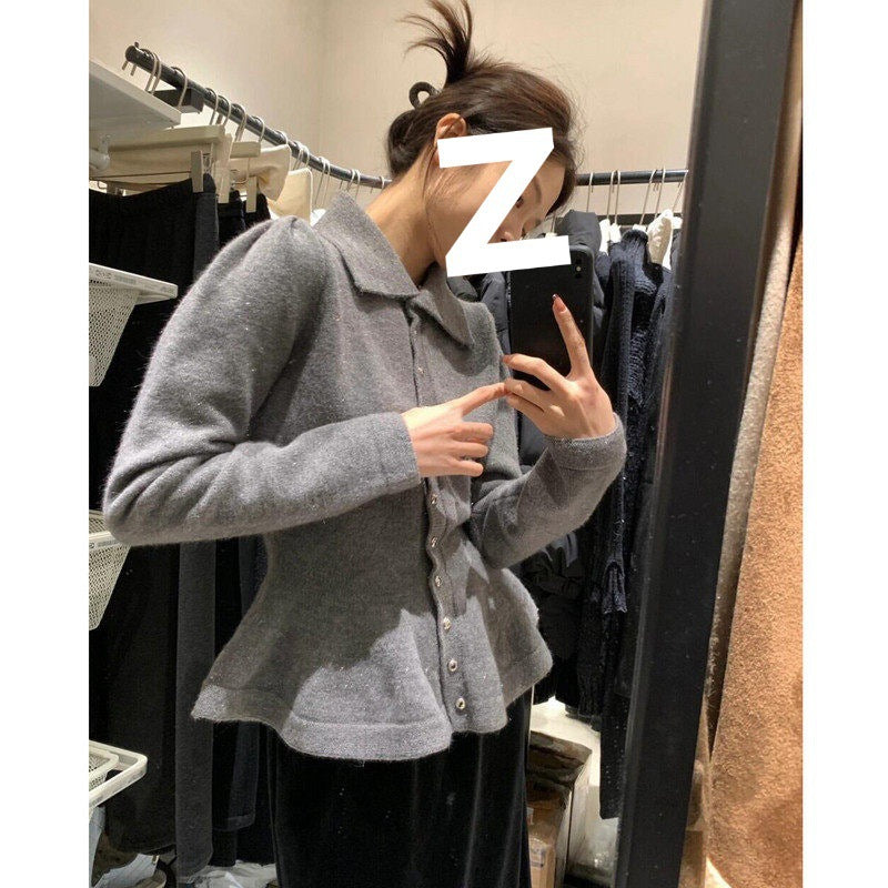 Kvinnelig peplum topp laget av myk strikk med elegante knapper Skjora