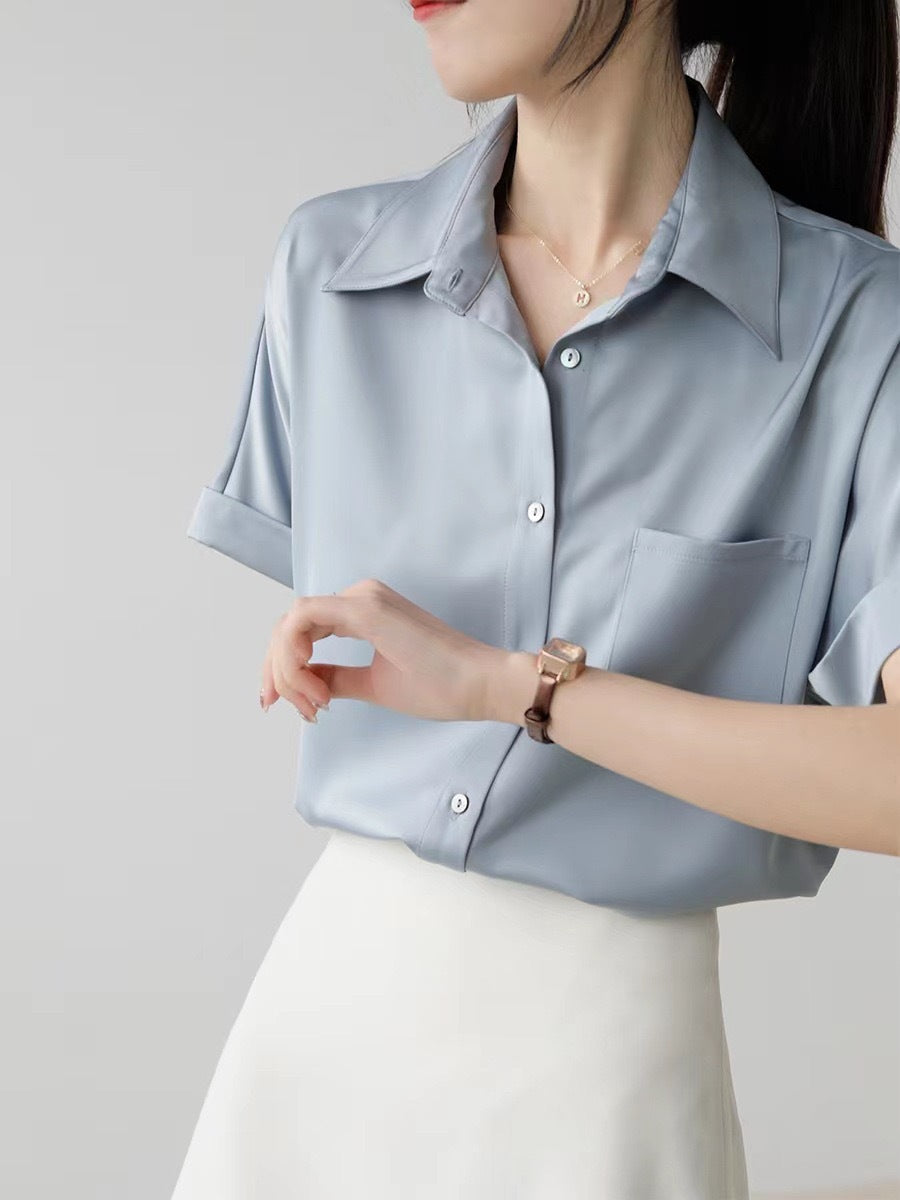 Dame satengbluse med moderne krage og elegante rulleermer Skjora
