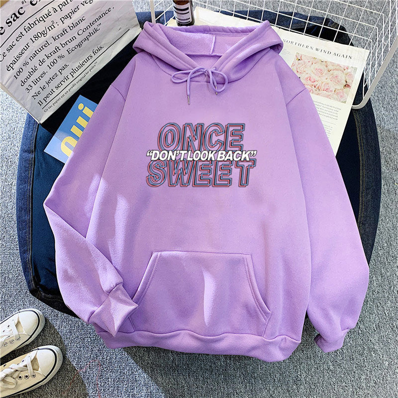 Dame hoodie med moderne motiv og behagelig passform Skjora