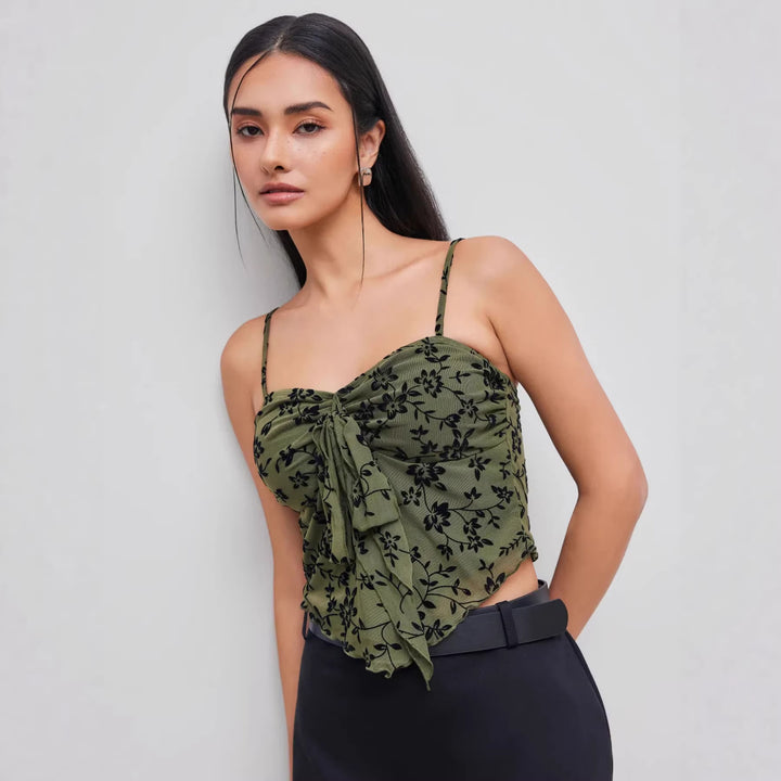 Dame spitzetop med florale aksenter og asymmetrisk snitt Skjora