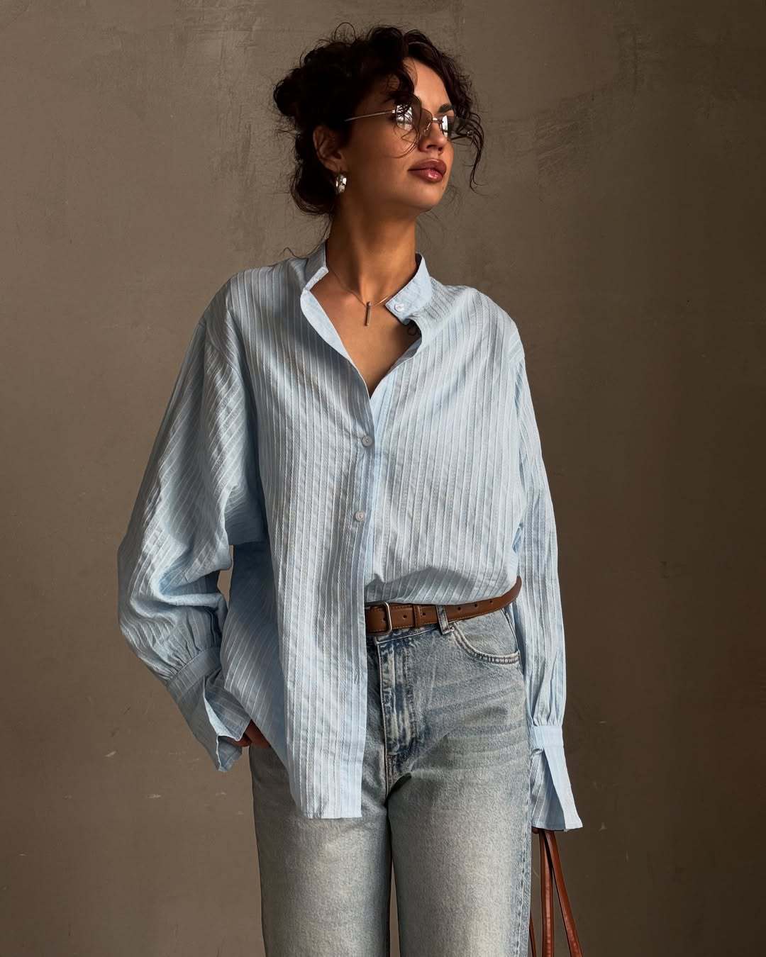 Damer Relaxed Fit Bluse med Fine Fald og Ståkrage Skjora