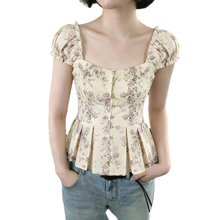 Damebluse med blomsterdesign og volanger