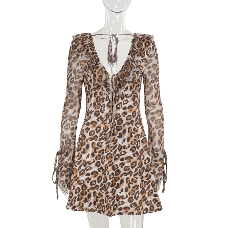 Dame off-shoulder kjole med volangdetaljer og leopardmønster Skjora