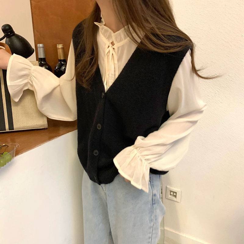 Dame strikket vest med elegant V-hals og knapplukking Skjora