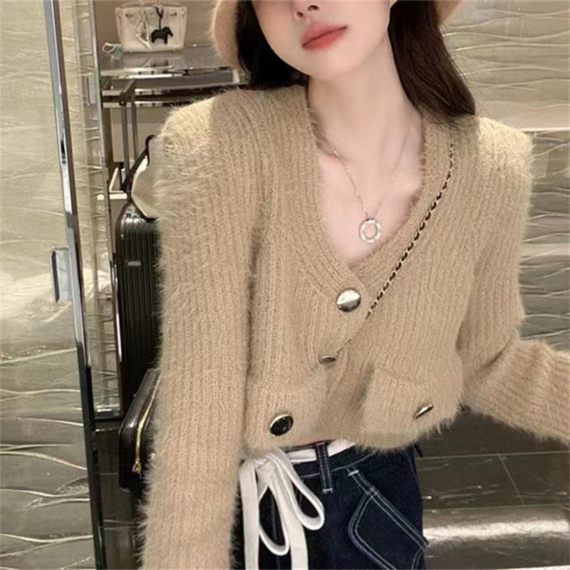 Kvinnelig plush cardigan med v-hals og dekorative knapper Skjora