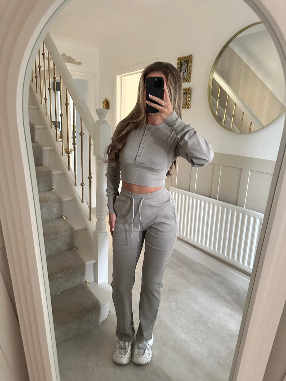 Kvinnens uformelle fritidssett med kort sweatshirt og komfortable joggebukser Skjora