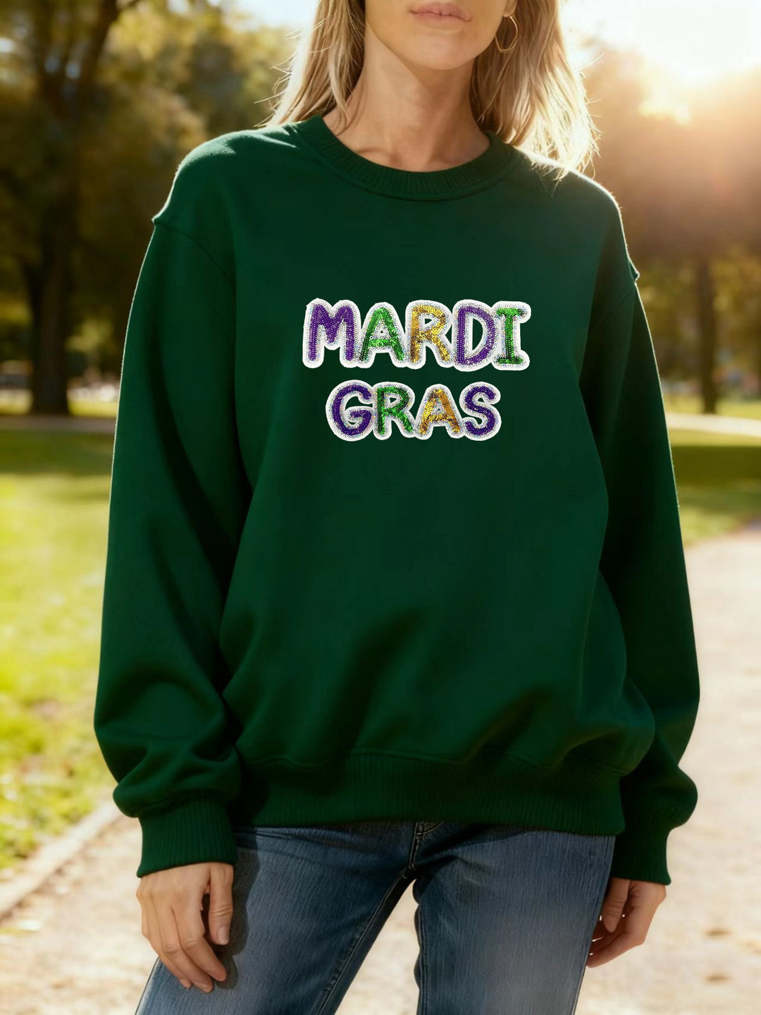 Kvinners hettegenser med livlig Mardi Gras-trykk Skjora