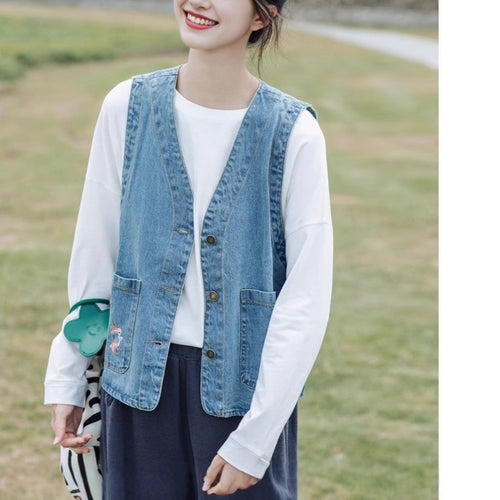Kvinnens fashionable denimvest med lommer og knappedetaljer Skjora