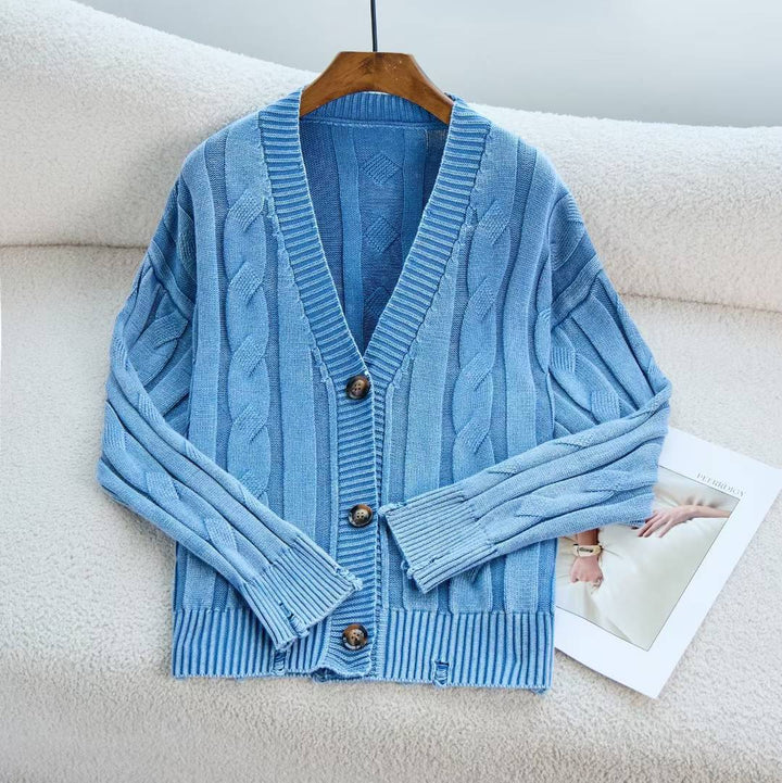 Kvinnes chunky strikk cardigan med V-hals og dekorativ kabelformet mønster Skjora
