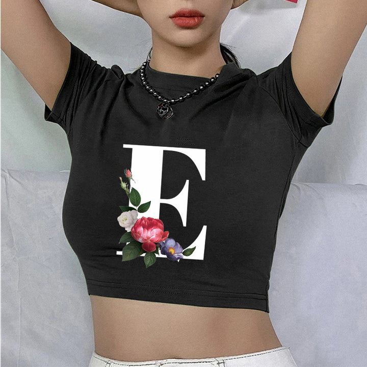 Dame cropped T-skjorte med blomstrede initialdesign Skjora