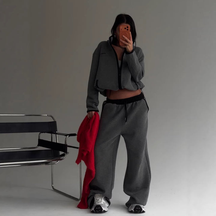 Kvinnelig komfortabel cropped hoodie med høy krage og avslappede joggebukser Skjora