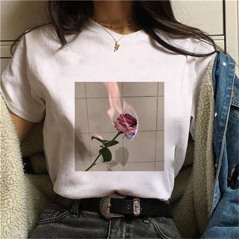 Dame T-skjorte med blomstertrykk og kreativt kunstmotiv Skjora
