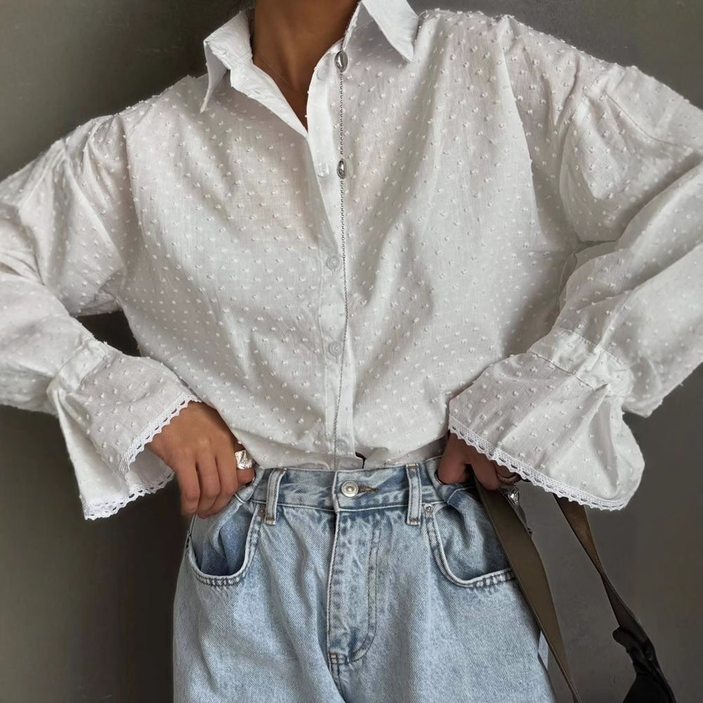 Kvinnebluse topp med elegante volangdetaljer og fin tekstur Skjora