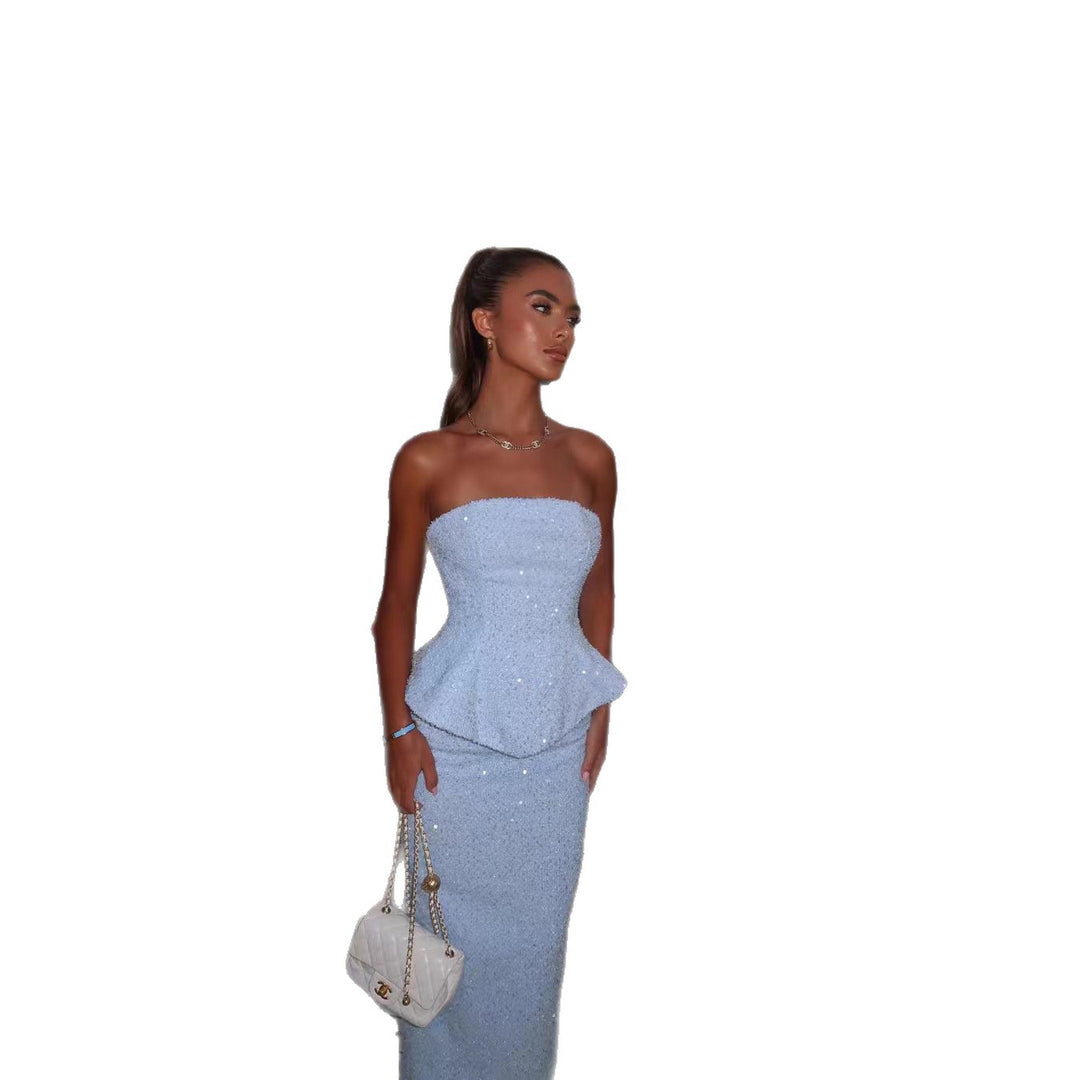 Kvinnens elegante kveldsdresses med peplum-design og glitrende applikasjoner