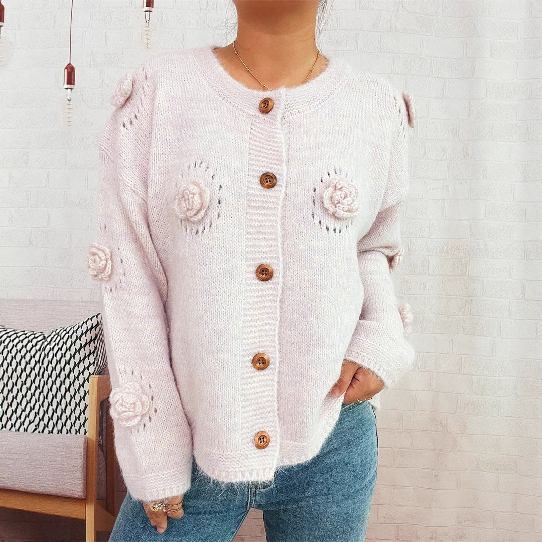 Kvinnenes koselige cardigan med blomsterapplikasjoner og knappelukking Skjora