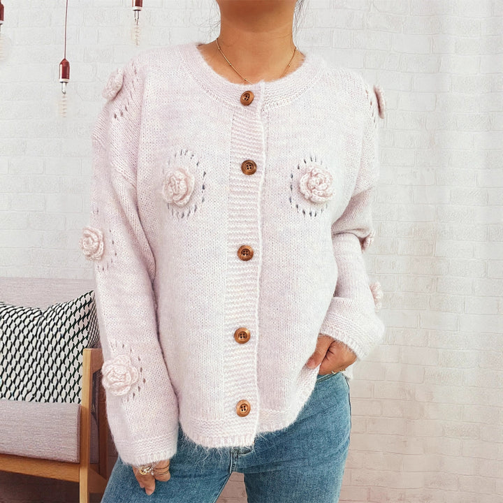 Kvinnenes koselige cardigan med blomsterapplikasjoner og knappelukking Skjora
