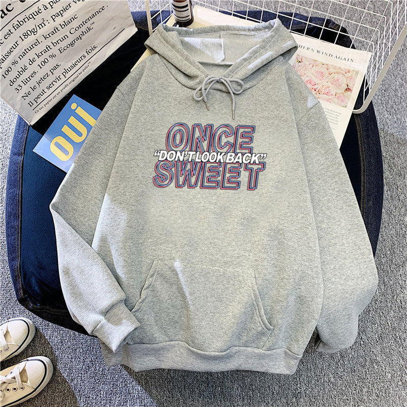 Dame hoodie med moderne motiv og behagelig passform Skjora