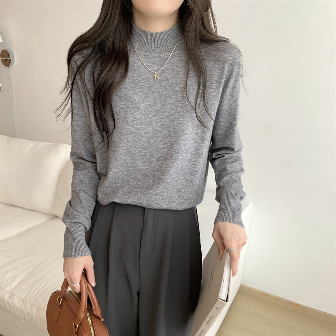 Women's fine-knit sweater with a modern stand-up collar and a relaxed fit Skjora