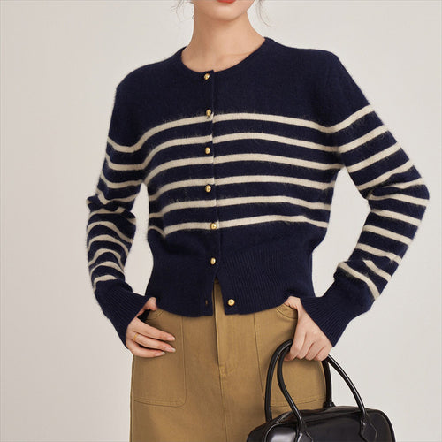 Dame stripete cardigan laget av fint materiale med gullknapper Skjora