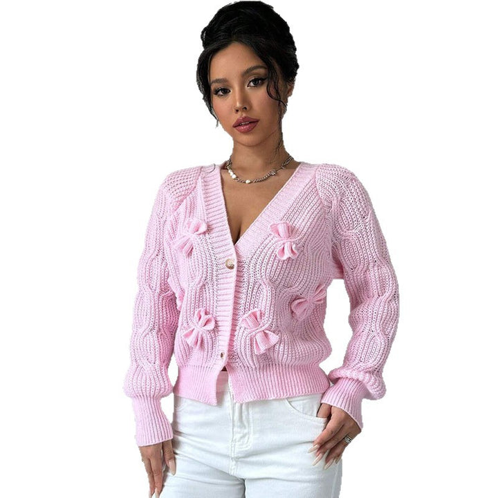 Kvinne cardigan med blomsterrelieffdesign og knappable detaljer Skjora