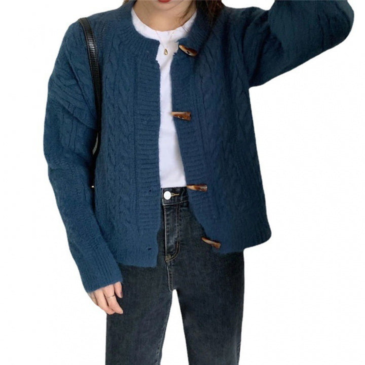 Kvinnecardigan med kabelstrikkemønster og elegante knappedetaljer Skjora
