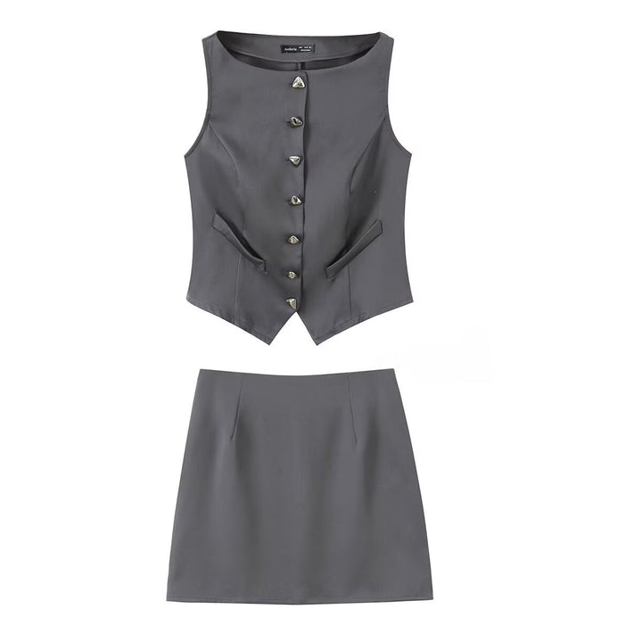 Dame-set med figursydd vest og kort skjørt med elegante knappdetaljer Skjora