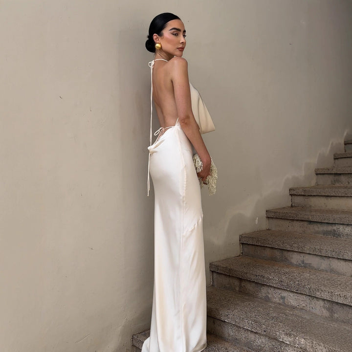 Damer elegant chiffon maxikjole med dyp ryggutskjæring og raffinert omslagsdesign Skjora