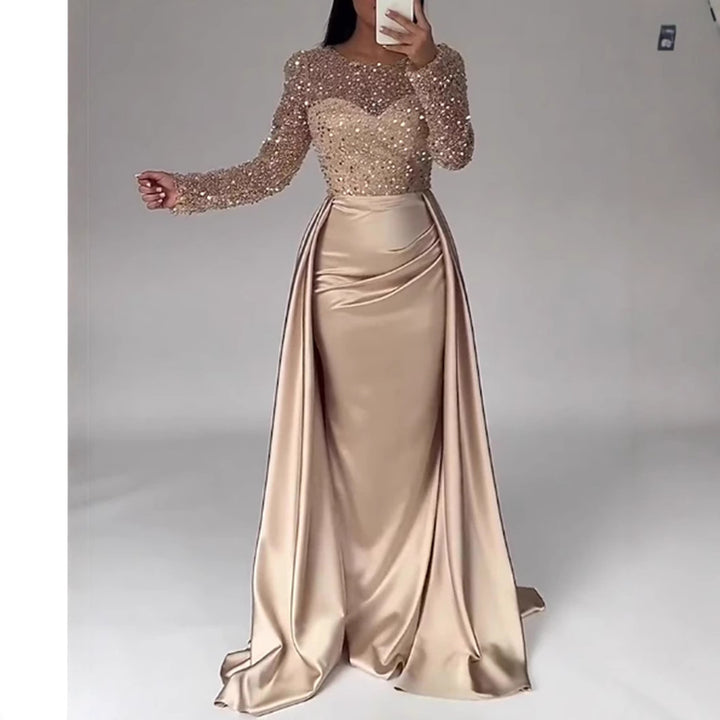 Kvinnelig Elegant Kveldskjole med Glitterdetaljer og Flytende Stoff