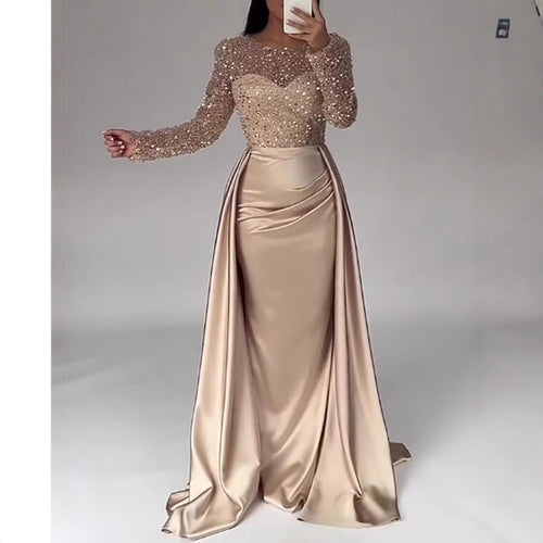 Kvinnelig Elegant Kveldskjole med Glitterdetaljer og Flytende Stoff
