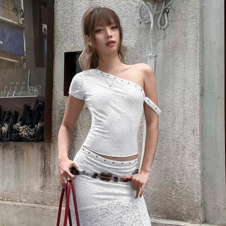 Damer elegant topp laget av delikat spiss med kort erme og spennende design Skjora