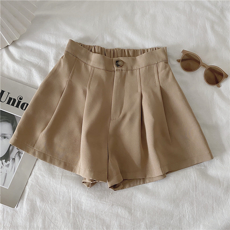 Kvinne elegante shorts med folder og knappedetalj