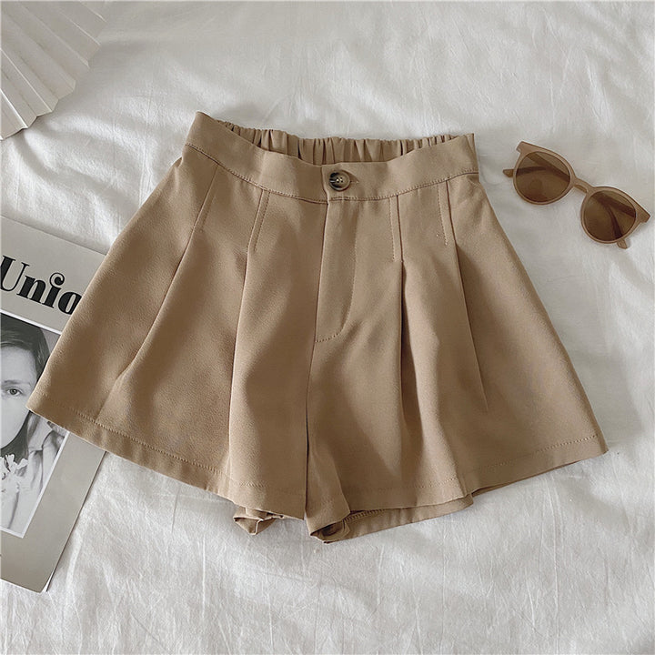 Kvinne elegante shorts med folder og knappedetalj