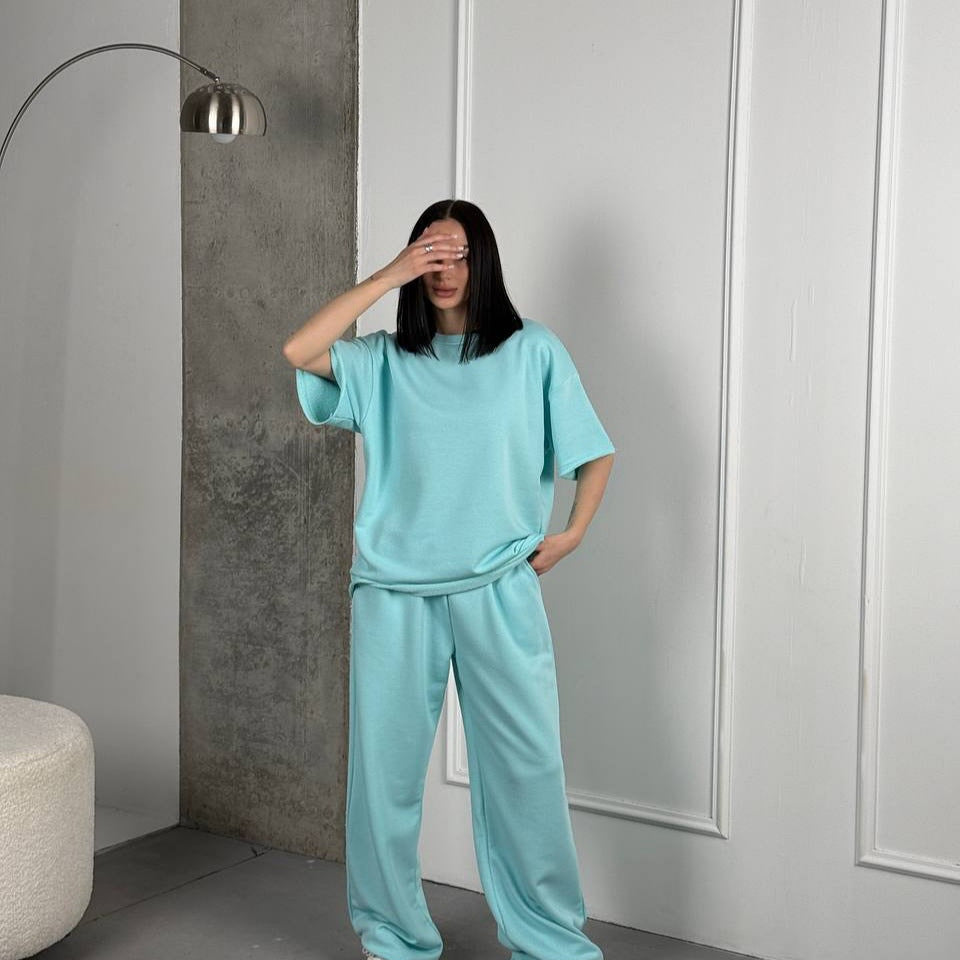 Kvinne casual lounge dress med vide bukser og komfortabel oversized topp